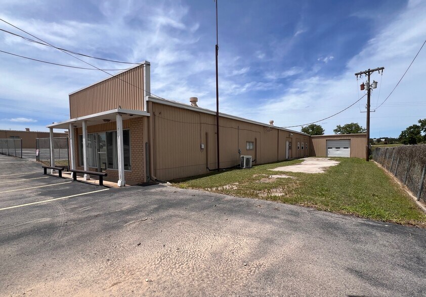 More Photos Of 7680 Highway 67, Comanche Office For Sale