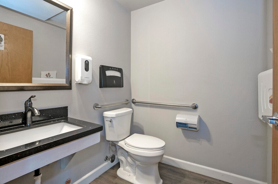 More Photos Of 9124 Gravelly Lake Dr SW, Lakewood Office For Sale