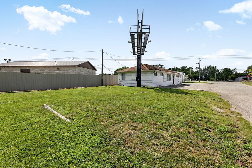 More Photos Of 7102 E Pendleton Pike, Indianapolis Office For Sale