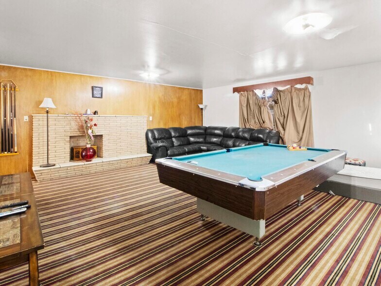 More Photos Of 905 W Spruce St, Rawlins Hotel For Sale