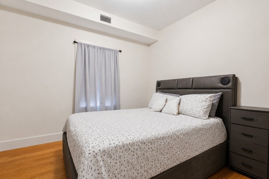 More Photos Of 14 E Sandford Blvd, Mount Vernon Apartments For Sale