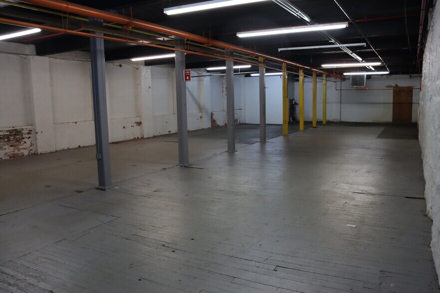 More Photos Of 25 Esten Ave, Pawtucket Showroom For Lease