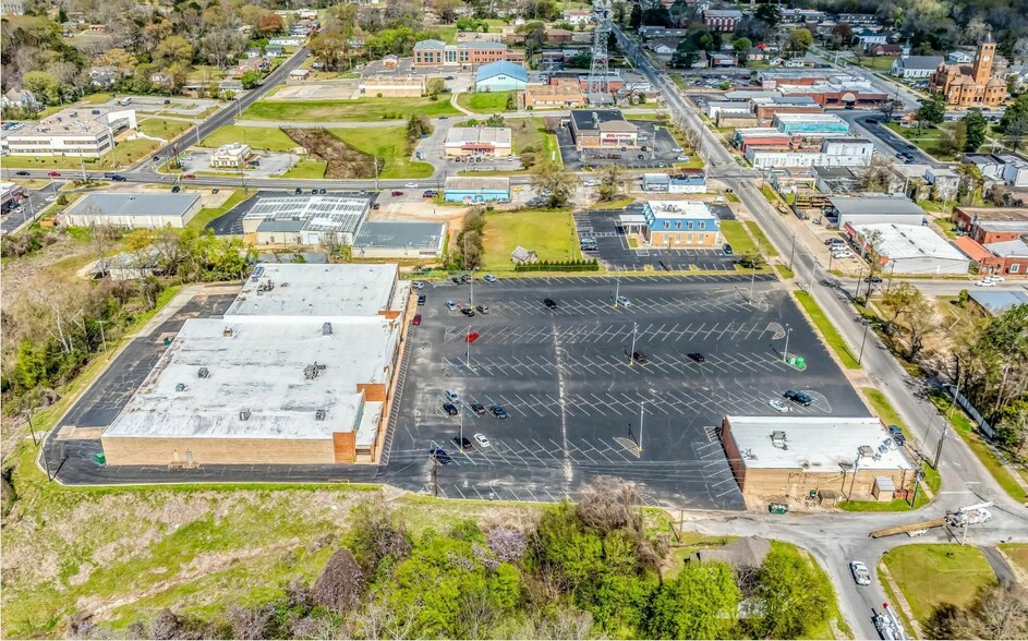 More Photos Of 204 S Elm St, Tuskegee General Retail For Lease