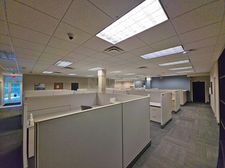 More Photos Of 564 White Pond Dr, Akron Office For Lease