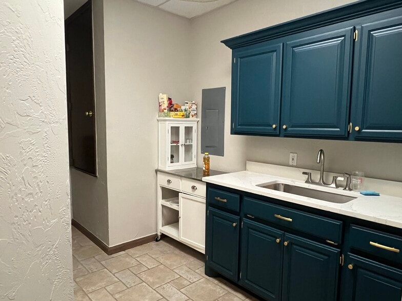 More Photos Of 405 W 2nd St, Edmond Office For Lease