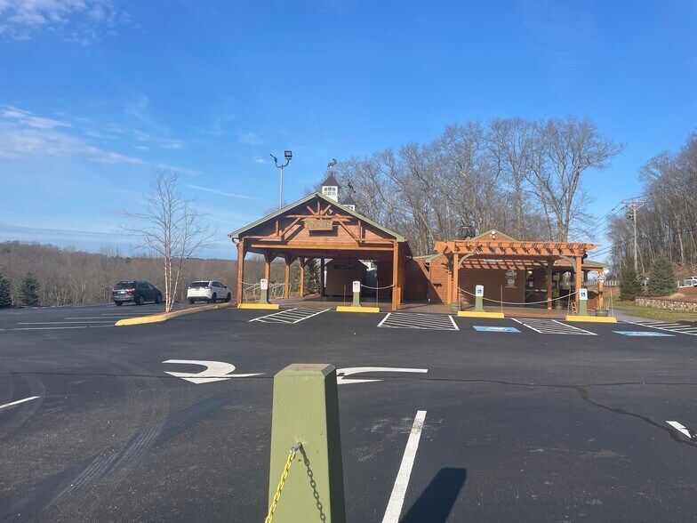 More Photos Of 94 E Route 66, Columbia Restaurant For Sale