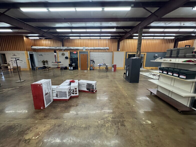 More Photos Of 990 N Daleville Ave, Daleville Warehouse For Sale