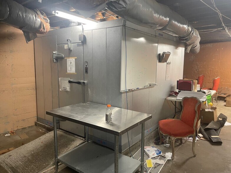 More Photos Of 3666-3672 Erie Ave, Cincinnati Restaurant For Lease