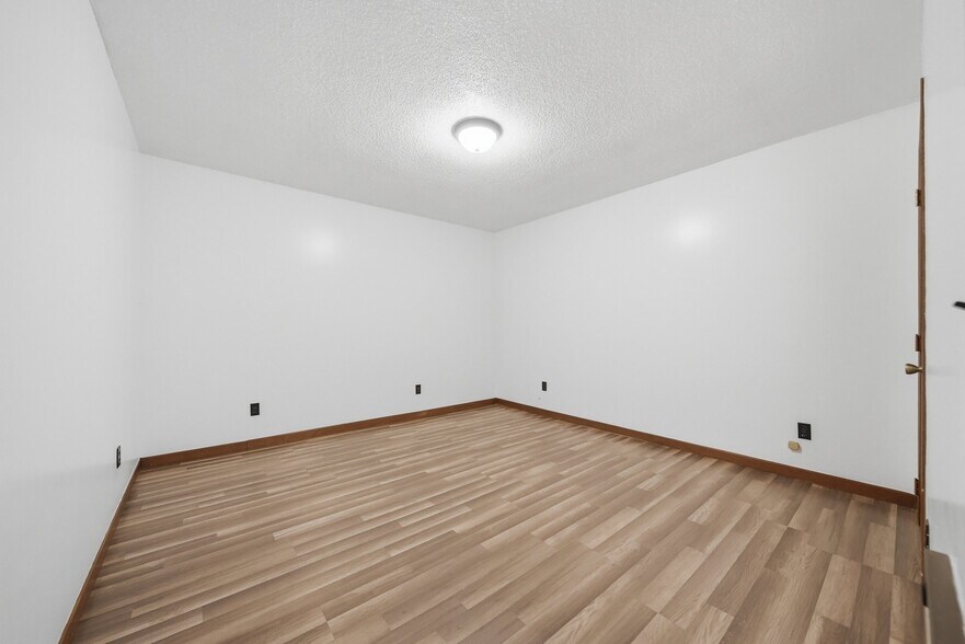 More Photos Of 80 Lindsey Ln, Burnsville Apartments For Sale