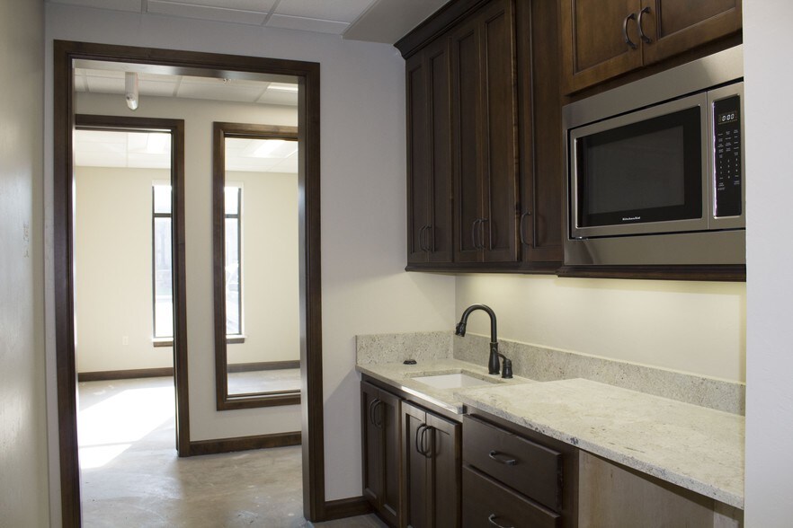 More Photos Of 2513 S Kelly Ave, Edmond Office For Lease