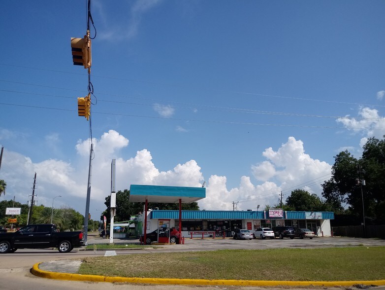 Primary Photo Of 1040 West Rd, Houston General Retail For Lease