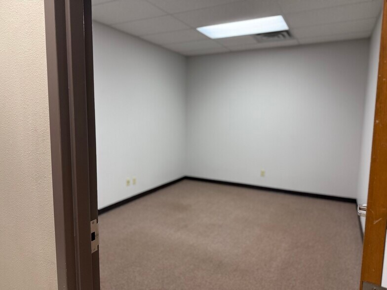 More Photos Of 7108 Texas Rd, Fort Smith Office For Sale