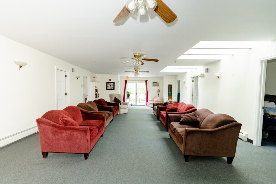 More Photos Of 8 Jennifer Dr, Merrimack Flex For Sale