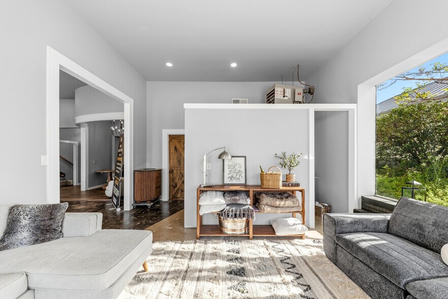 More Photos Of 308 W College St, Pulaski Flex For Sale