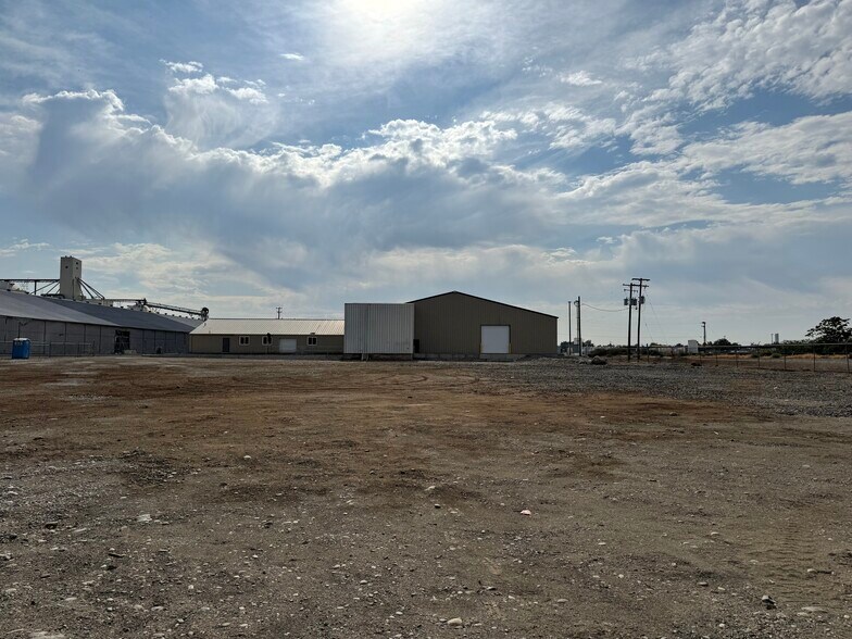 More Photos Of 396 Grain Terminal Rd, Burbank Showroom For Sale