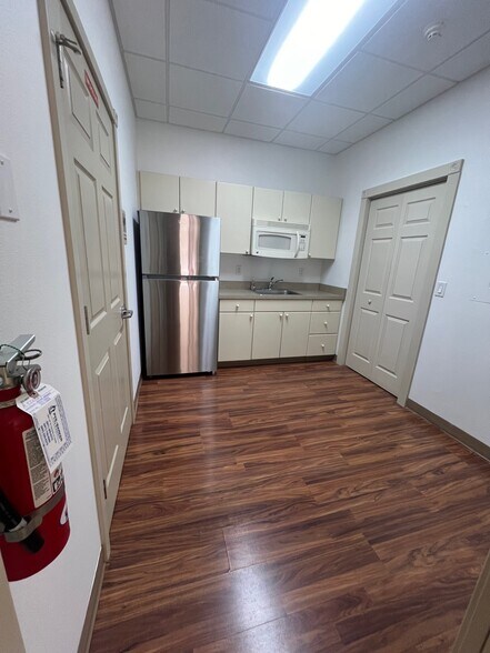 More Photos Of 3920 Bee Ridge Rd, Sarasota Medical For Lease