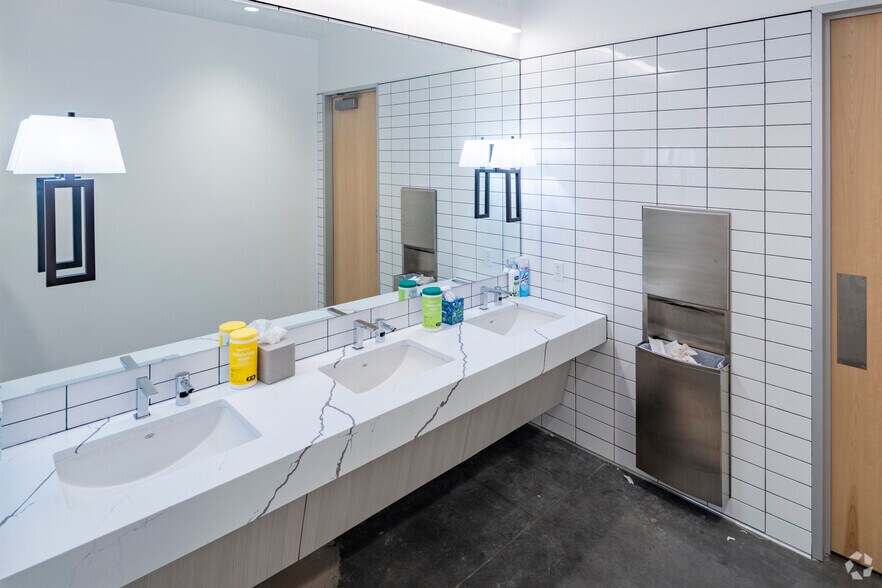 More Photos Of 14820 Compark Blvd, Parker Industrial For Sale