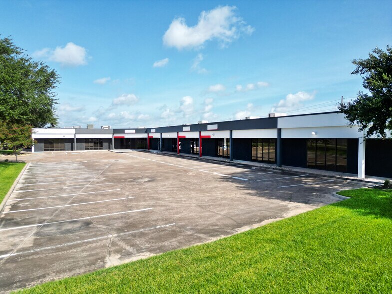 More Photos Of 10812 Fallstone Rd, Houston Unknown For Lease