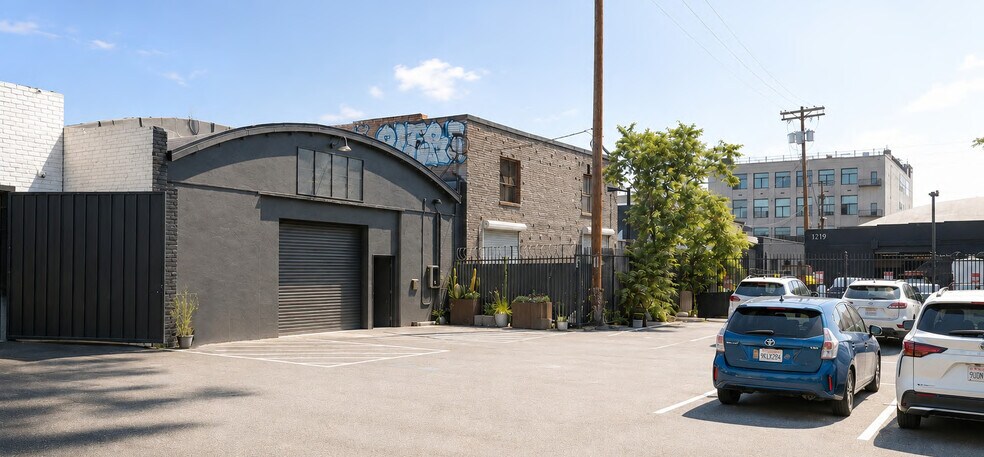 More Photos Of 2332 E 8th St, Los Angeles Warehouse For Lease