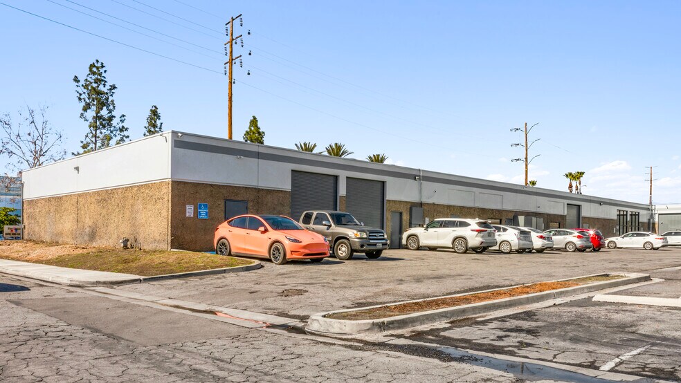 More Photos Of 165 W Hospitality Ln, San Bernardino Flex For Lease
