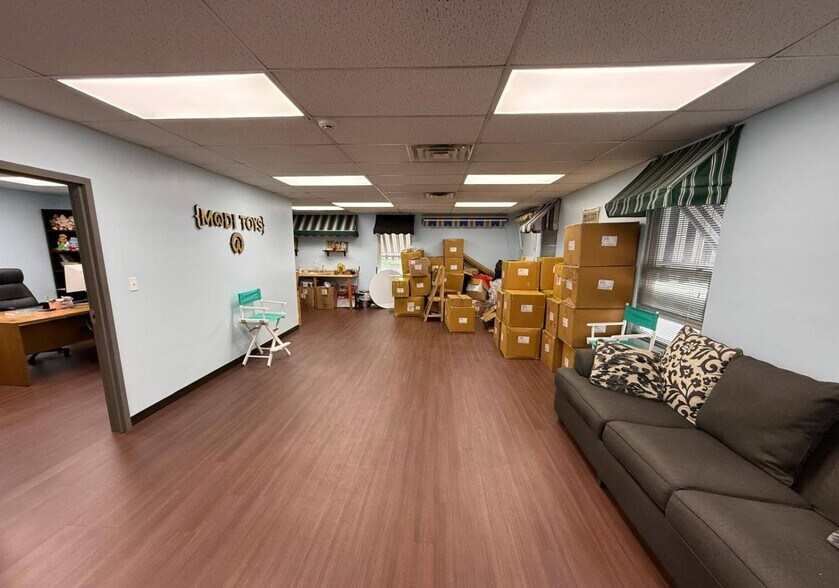 More Photos Of 13 Coral St, Edison Flex For Lease