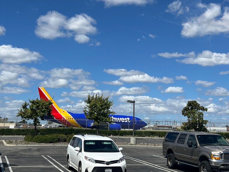 More Photos Of 7663 N San Fernando Rd, Burbank Warehouse For Lease