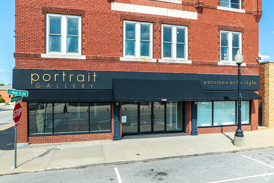 More Photos Of 124 S Main St, Independence Freestanding For Lease