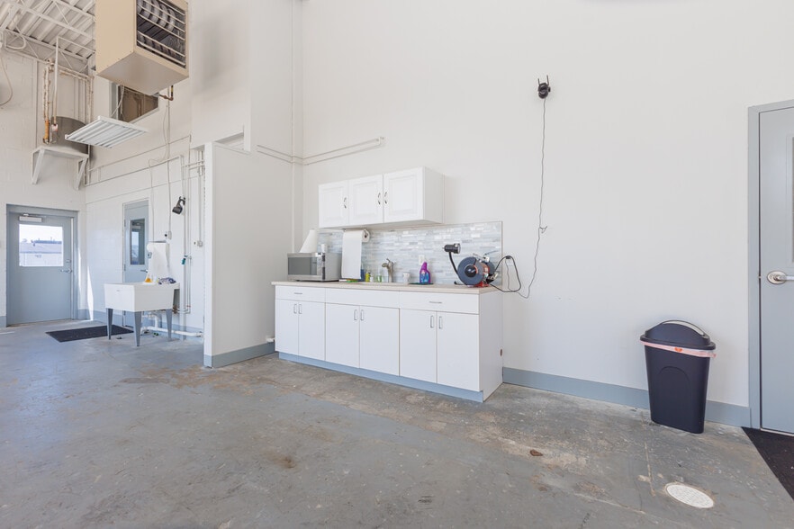 More Photos Of 5513 N Oxford St, Indianapolis Showroom For Lease