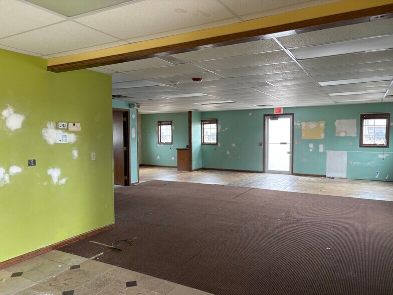 More Photos Of 2905 N Lincoln Rd, Escanaba General Retail For Sale