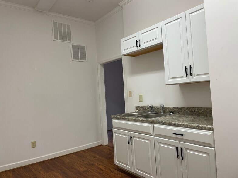 More Photos Of 8979 Pocahontas Trl, Williamsburg Light Distribution For Lease