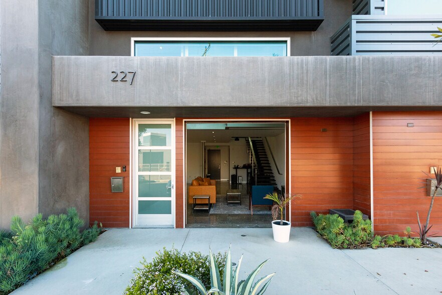 More Photos Of 227 California St, El Segundo Loft Creative Space For Lease