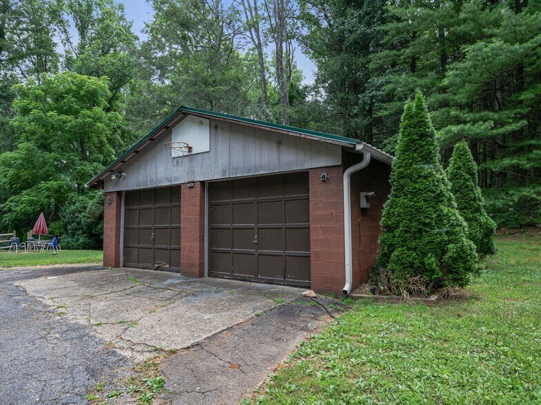 More Photos Of 40 Hemlock Hill Dr, Arden Manufactured Housing Mobile Home Park For Sale