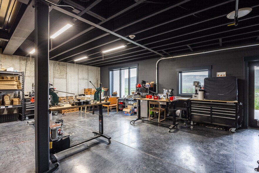 More Photos Of 4554 Forestdale Dr, Park City Light Manufacturing For Sale