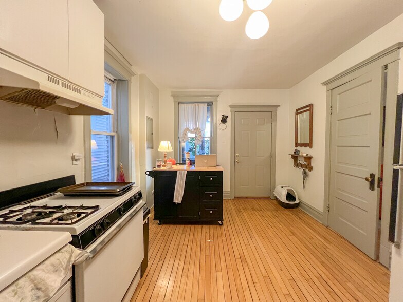 More Photos Of 2442 N Ashland Ave, Chicago Multifamily For Sale