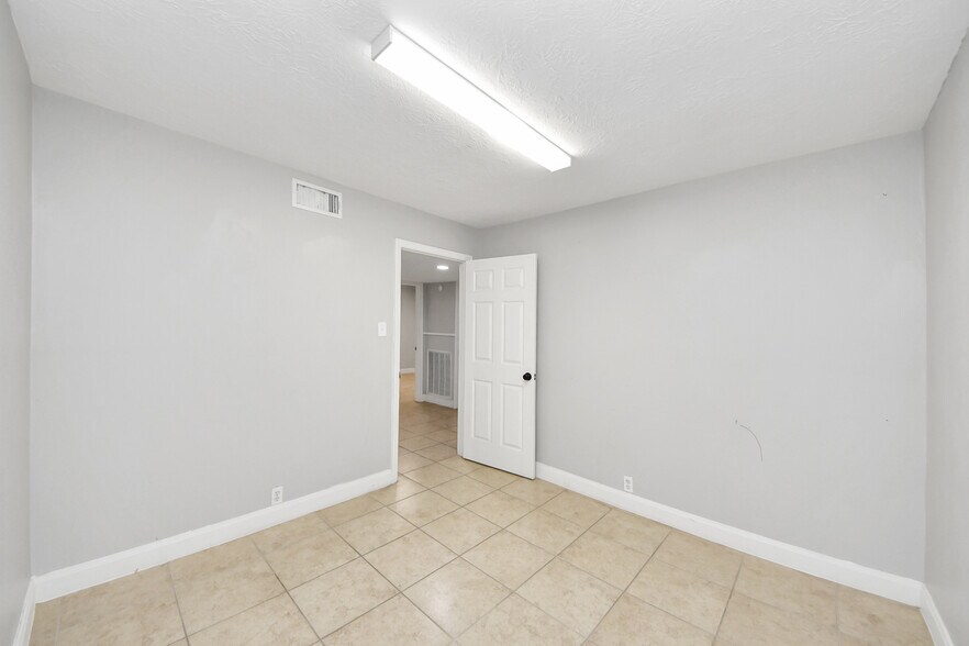 More Photos Of 2001 John St, Pasadena Office For Sale