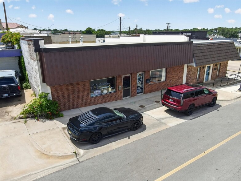 More Photos Of 221-223 N Locust St, Denton Office For Sale