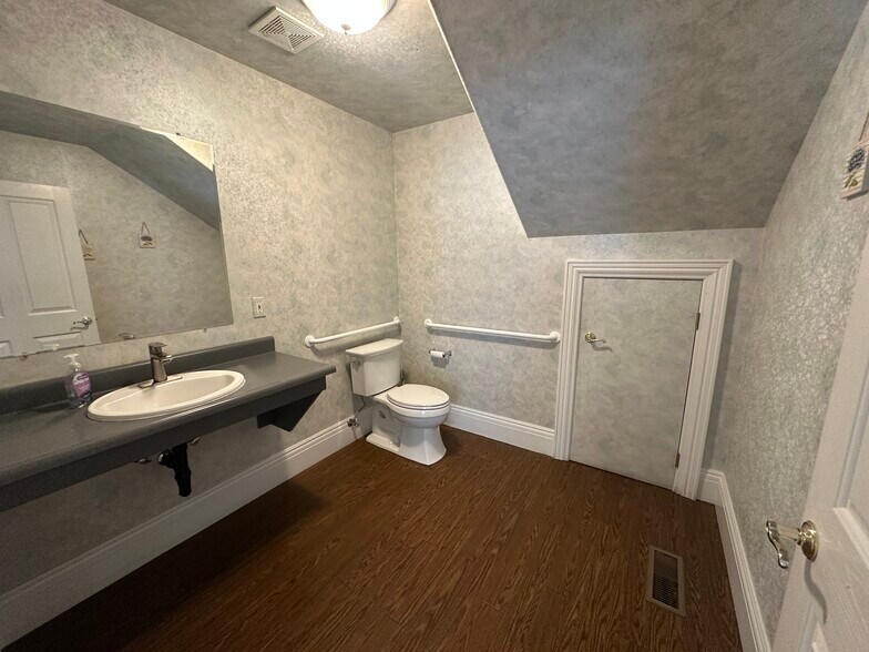 More Photos Of 550 W Musser St, Carson City Office For Lease