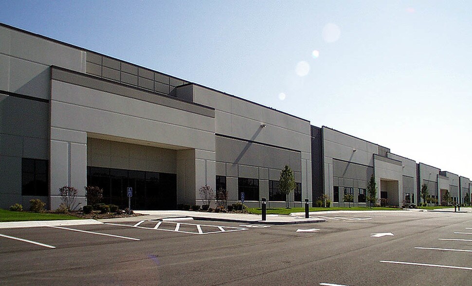 More Photos Of 601 Lambert Pointe Dr, Hazelwood Warehouse For Lease