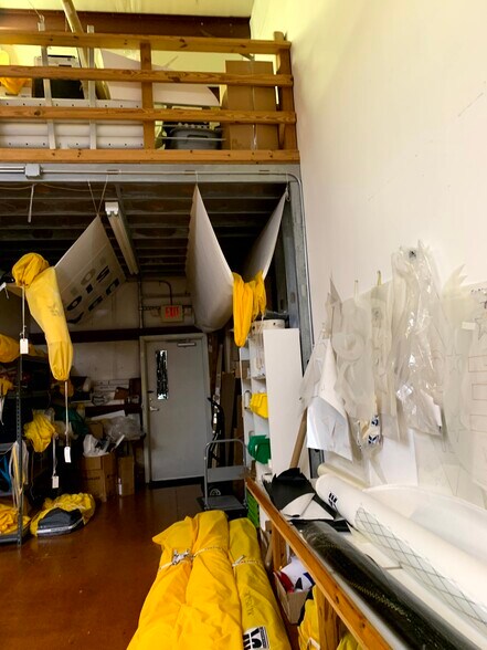 More Photos Of 2031 Anders Ln, Kemah Light Distribution For Lease