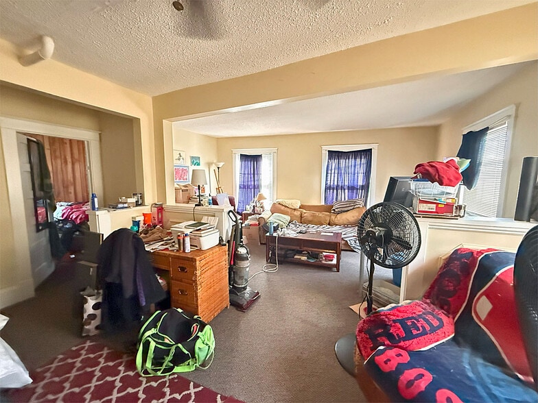 More Photos Of 86 Strongs Ave, Rutland Freestanding For Sale