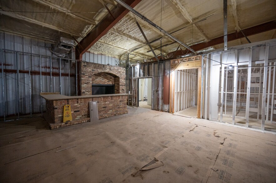 More Photos Of 211 S Magnolia St, Woodville Flex For Sale