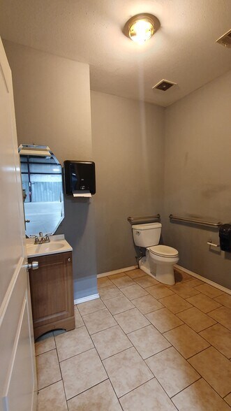 More Photos Of 7511 Oak Bluff Dr, Magnolia Warehouse For Lease