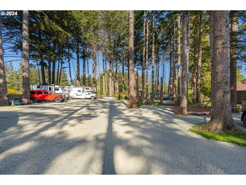 More Photos Of 1175 2nd St SE, Bandon Hotel For Sale
