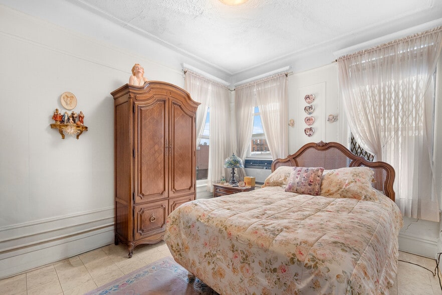 More Photos Of 3172 44th St, Astoria Multifamily For Sale