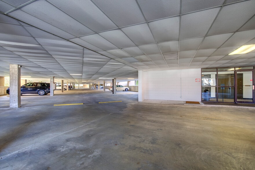More Photos Of 8330-8350 Meadow Rd, Dallas Office For Sale