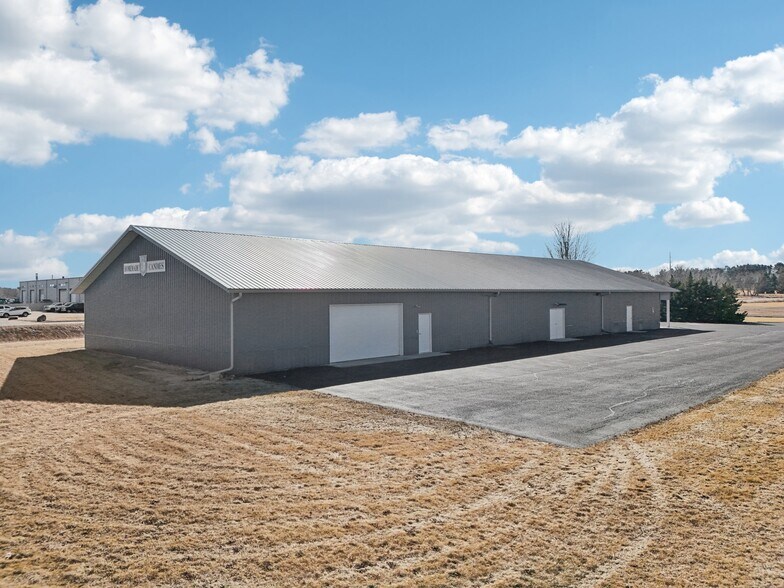 More Photos Of 680 Enterprise Dr, Lake Mills Freestanding For Lease