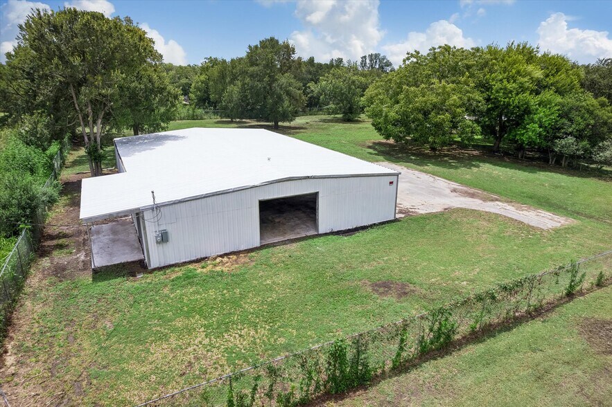 More Photos Of 610 New York St, Navasota Flex For Lease