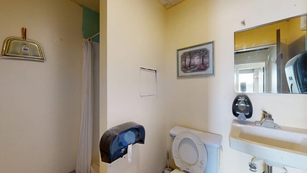 More Photos Of 119 S Washington Ave, Laurel Industrial For Sale