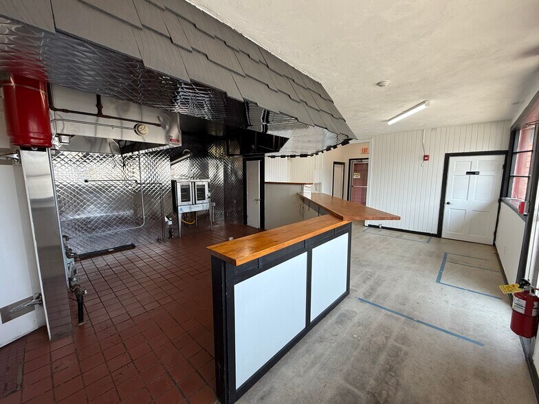 More Photos Of 433 Main St, Wilmington Freestanding For Lease