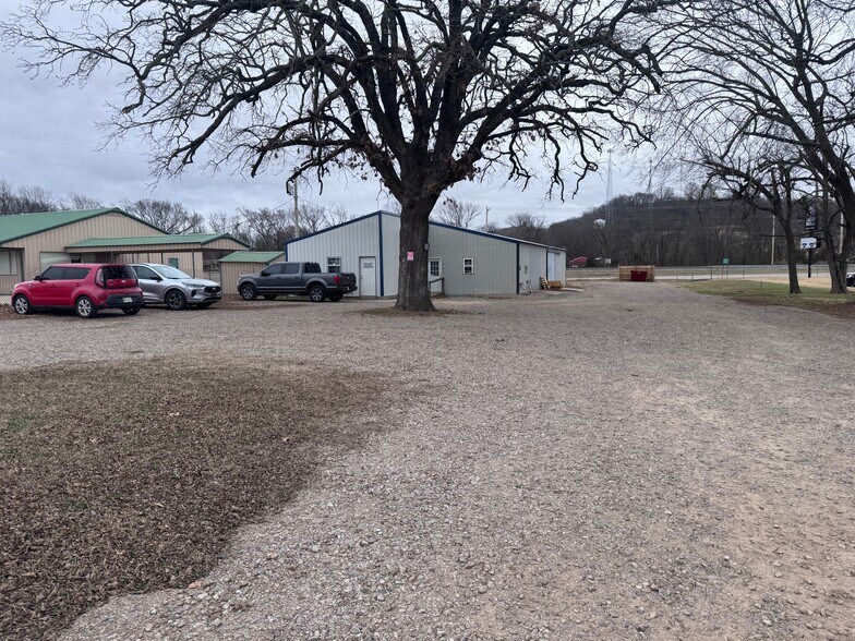 More Photos Of 1001 N 2nd St, Stilwell Light Distribution For Sale